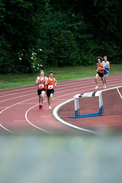 Bernhard Neumann (DSG Wien) und Rodion Beimler (LC Cottbus) ueber 1500m am 03.06.2022 waehrend der Sparkassen Gala in Regensburg